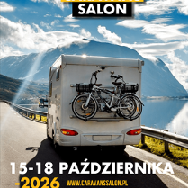 Plakat z logo Caravans Salon u góry, przedstawiającym stylizowane grafiki kampera i przyczepy. Poniżej duże zdjęcie kampera jadącego górską drogą wzdłuż jeziora, z dwoma rowerami zamocowanymi z tyłu. W tle jasne niebo z chmurami. Na dole umieszczony jest tekst z datą wydarzenia, lokalizacją oraz informacją o targach caravaningowych, które zawarto w treści artykułu.