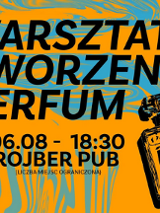 Plakat na intensywnym pomarańczowym tle z niebieskimi, abstrakcyjnymi kształtami. Na środku duży czarny napis o warsztatach tworzenia perfum wraz z datą, godziną i miejscem, które zawarto w treści artykułu. Po prawej ilustracja przechylonego flakonu perfum z etykietą "Twój perfum".