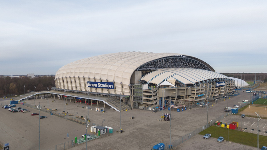 Plakat wydarzenia "Brick Arena 2026" na tle przypominającym powierzchnię klocków konstrukcyjnych. W górnej części znajduje się logo wydarzenia oraz informacje zawarte w treści artykułu. Pośrodku umieszczono zdjęcia zaproszonych twórców internetowych. W dolnej części widoczne są fotografie modeli z klocków, w tym pojazdy, konstrukcje z serii Ninjago i statek kosmiczny. Na dole informacja o wystawach, warsztatach i twórcach oraz logotypy partnerów i organizatorów.