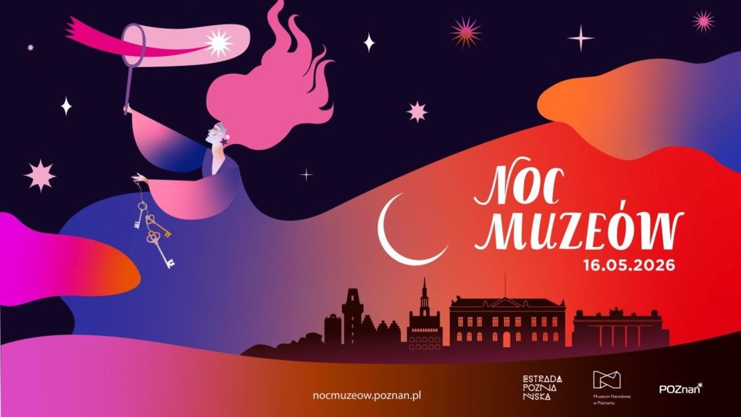 Plakat z nocną sceną. Widać postać unoszącą się w powietrzu z kluczami nad sylwetką miasta Poznań na tle gwiazd i kolorowego nieba.