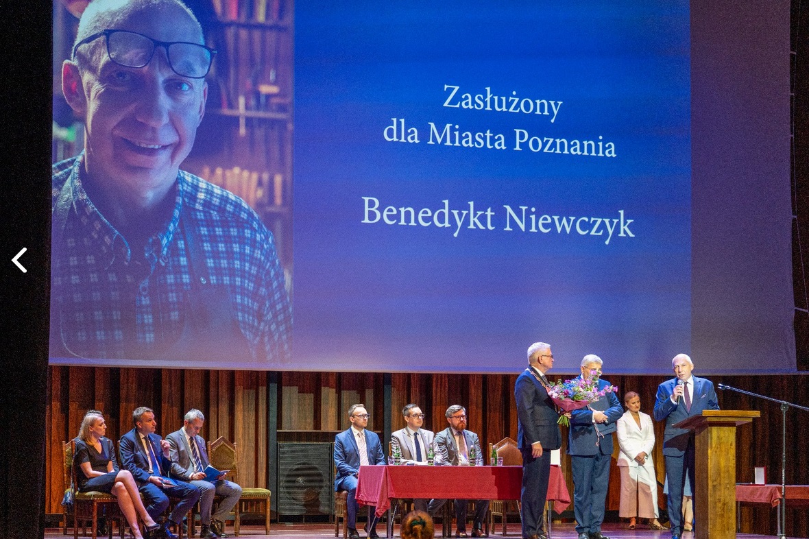 Podczas uroczystej sesji Rady Miasta Poznania przyznano nagrody i wyróżnienia, na fotografi widać, że przyznano tytuł Zasłużonego dla Miasta Poznania Panu Benedyktowi Niewczykowi