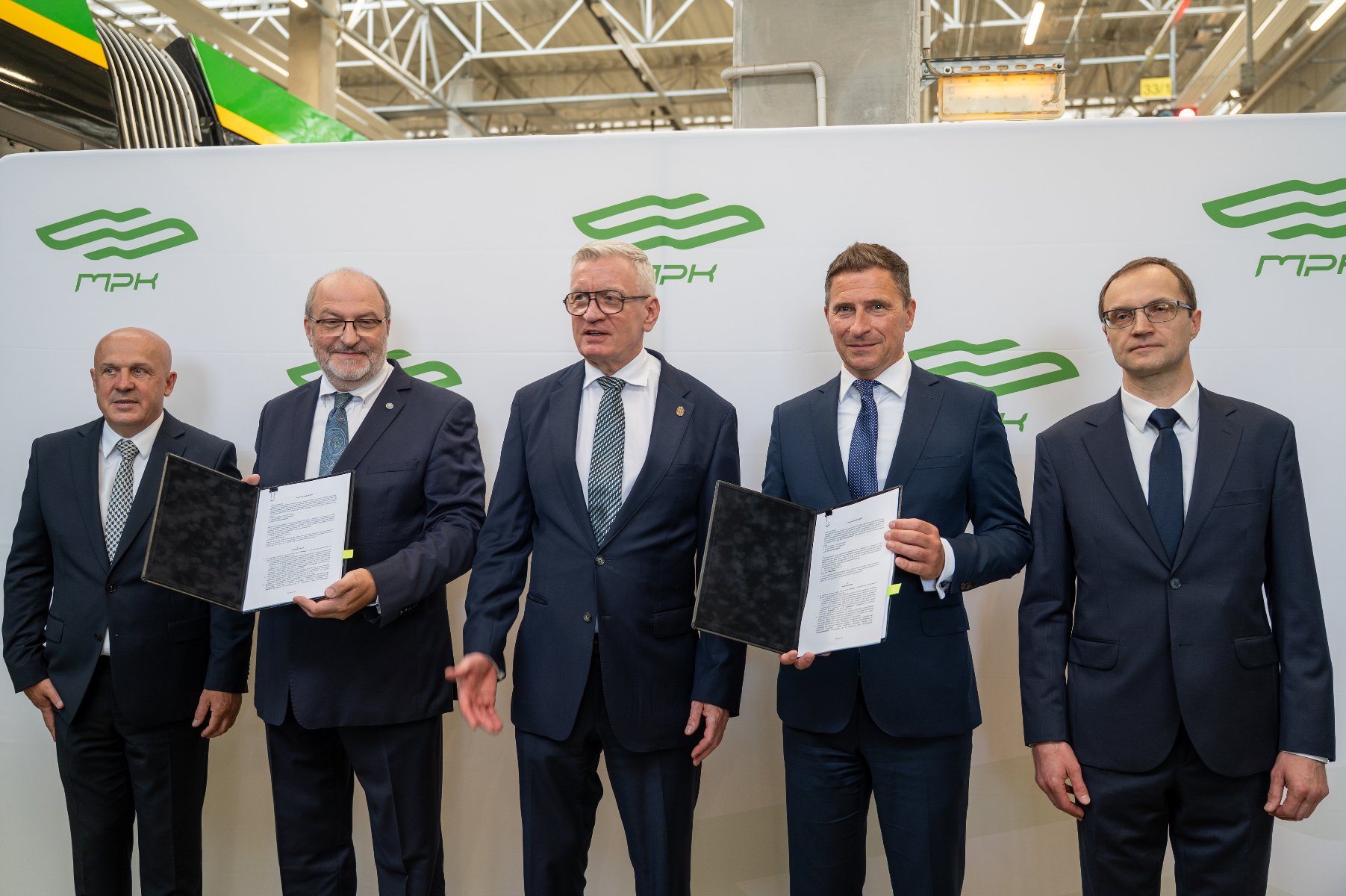 Podpisanie umowy przez przedtstawicieli zarządu MPK Poznań