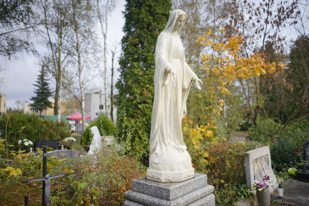 Pomnik Matki Boskiej na cmentarzu.
