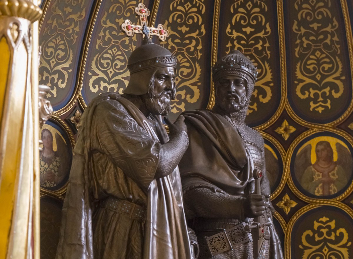 Pomnik w Złotej Kaplicy, postacie w cieniu