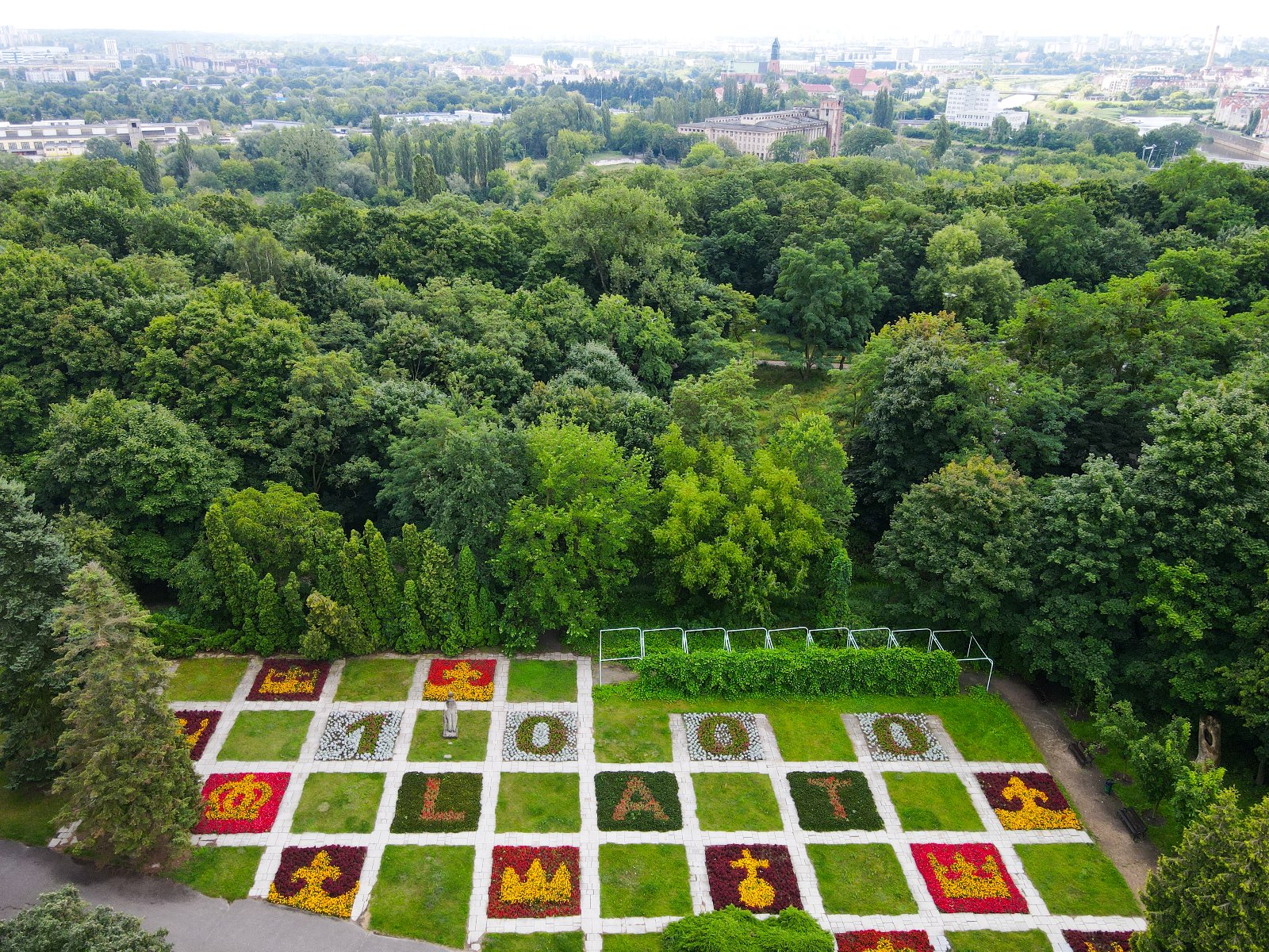 Ponad 10 tysięcy kwiatów w Parku Cytadela tworzy spektakularny dywan ku czci pierwszego króla Polski
