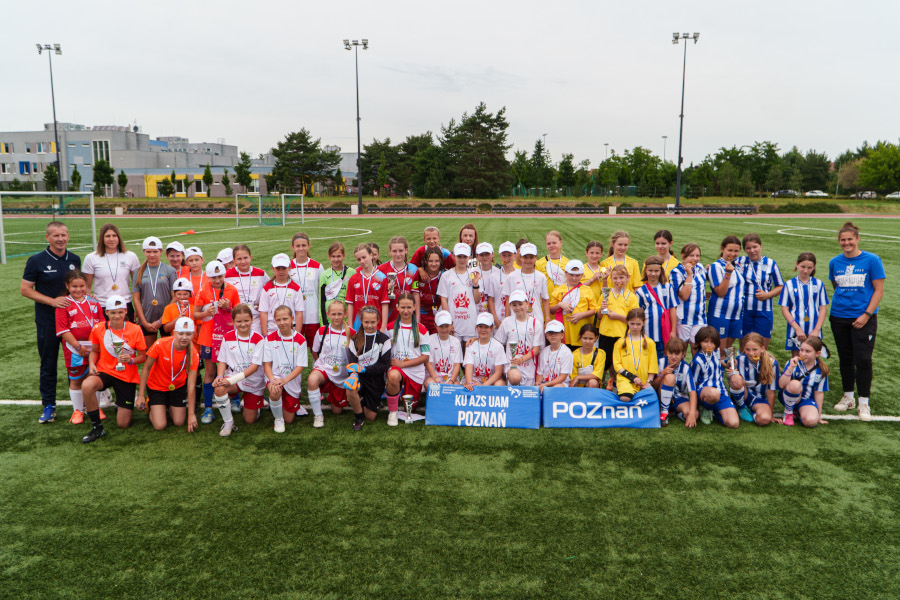 Poznańska Liga Orliczek - wspólne zdjęcie wszystkich drużyn na murawie