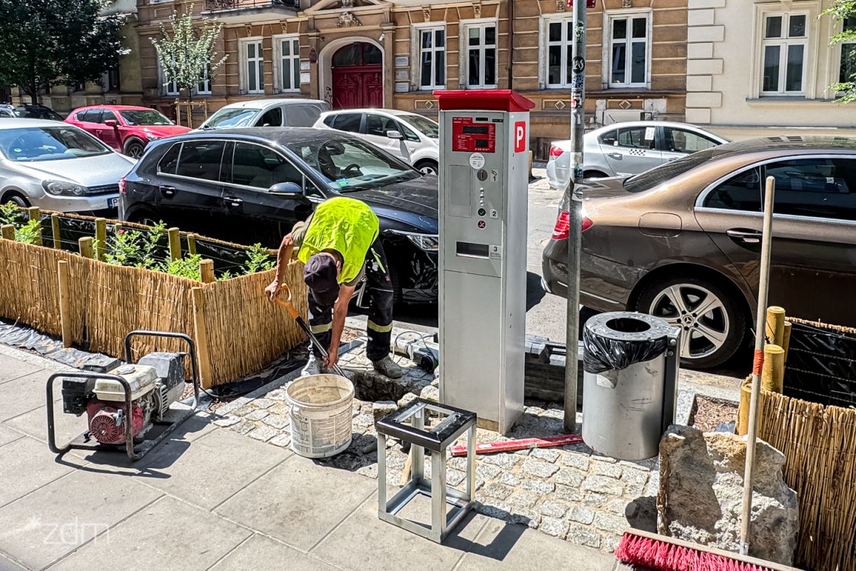 Prace przy stawianiu nowych parkomatów na Jeżycach