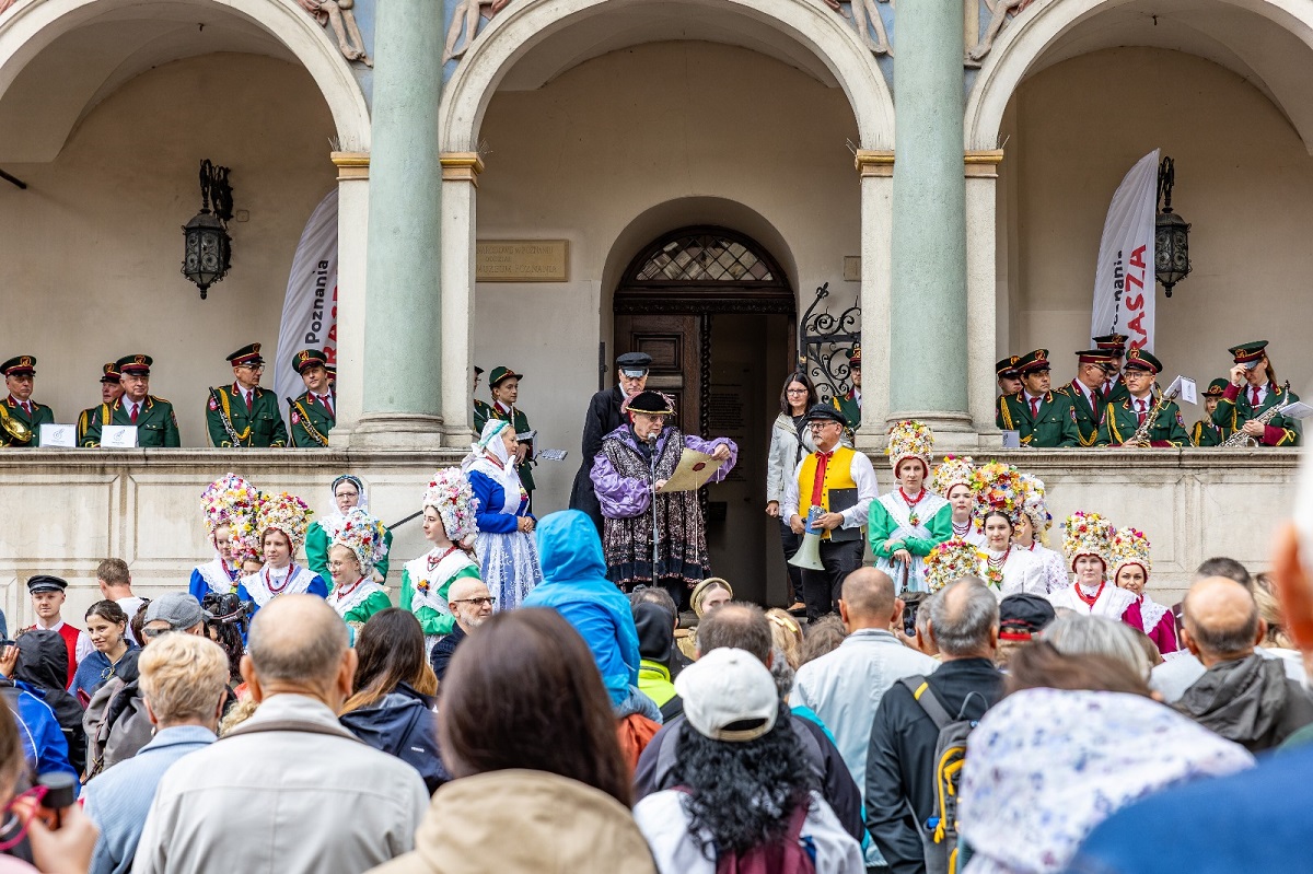 przed ratuszem na Starym Rynku w Poznaniu tłum osób w strojach ludowych i historycznych