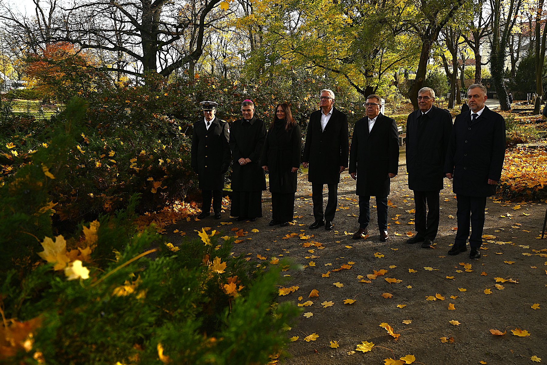 Przedstawiciele samorządu, kościoła i wojska podczas składania kwiatów 1 listopada