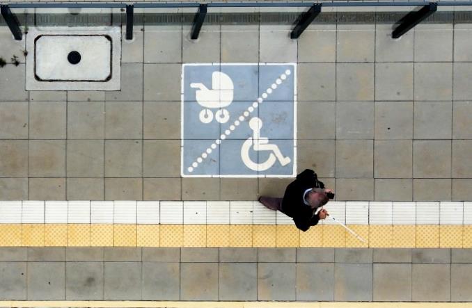 Przystanek tramwajowy z piktogramem symbolizujacycm osoby z niepełnosprawnościami