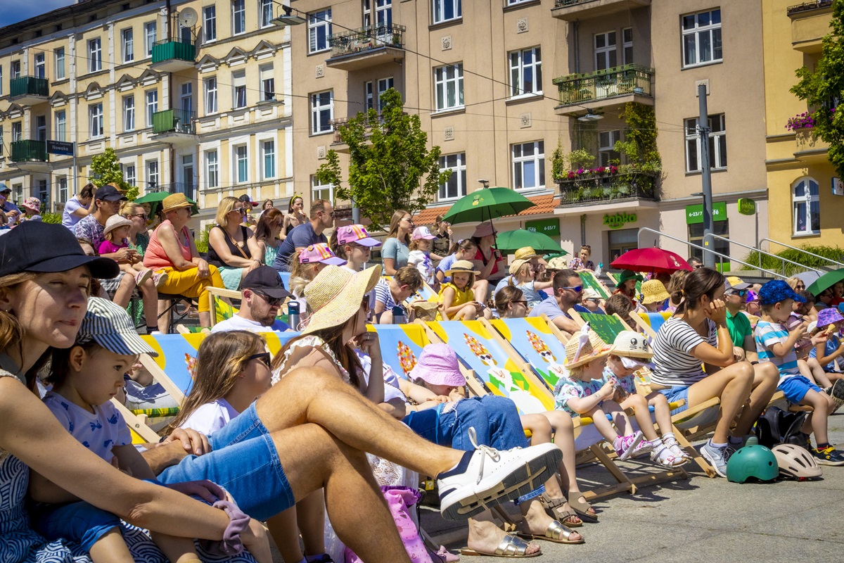 Publiczność na leżakach. W tle kamienice Rynku Łazarskiego.