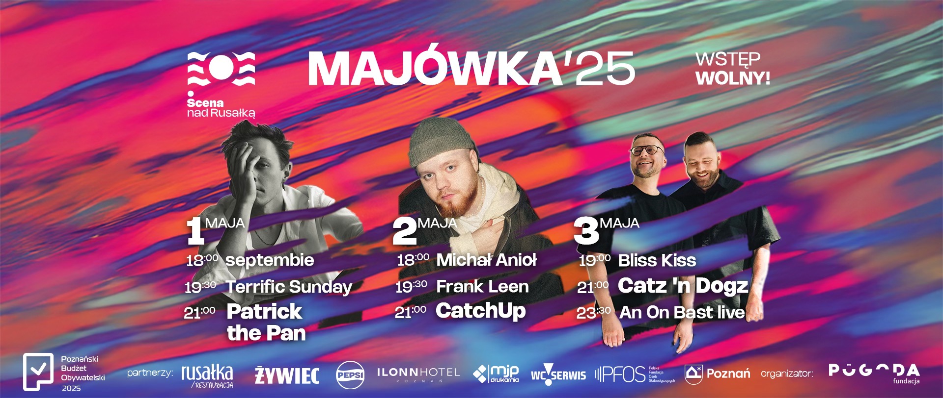 Publiczność pod sceną trzyma ręce do góry. Przd nimi scena i artysta, który śpiewa. W tle jezioro i zielone drzewa.