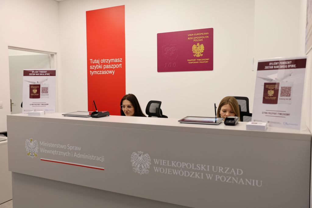 Punkt szybkiego paszportu tymczasowego na lotnisku Ławica