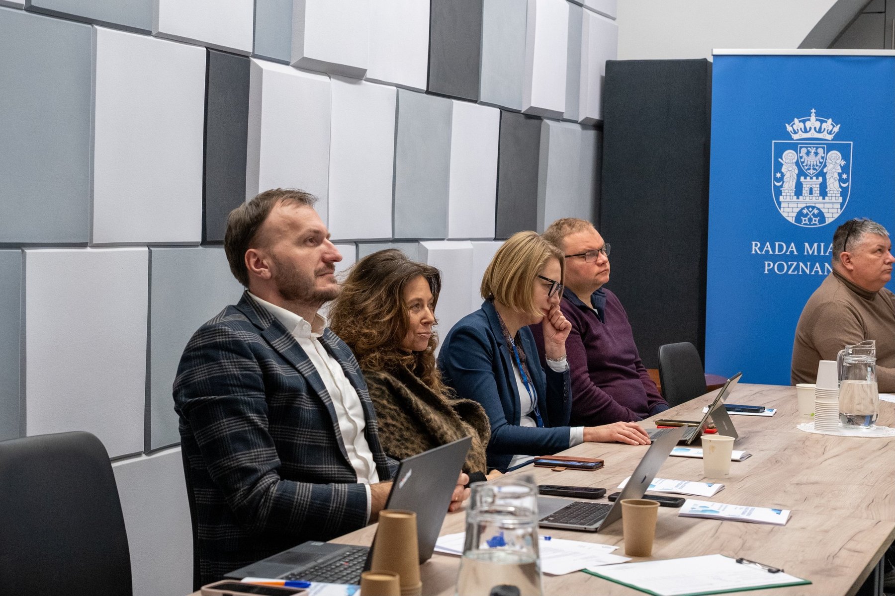 Radni siedzą przy stole.