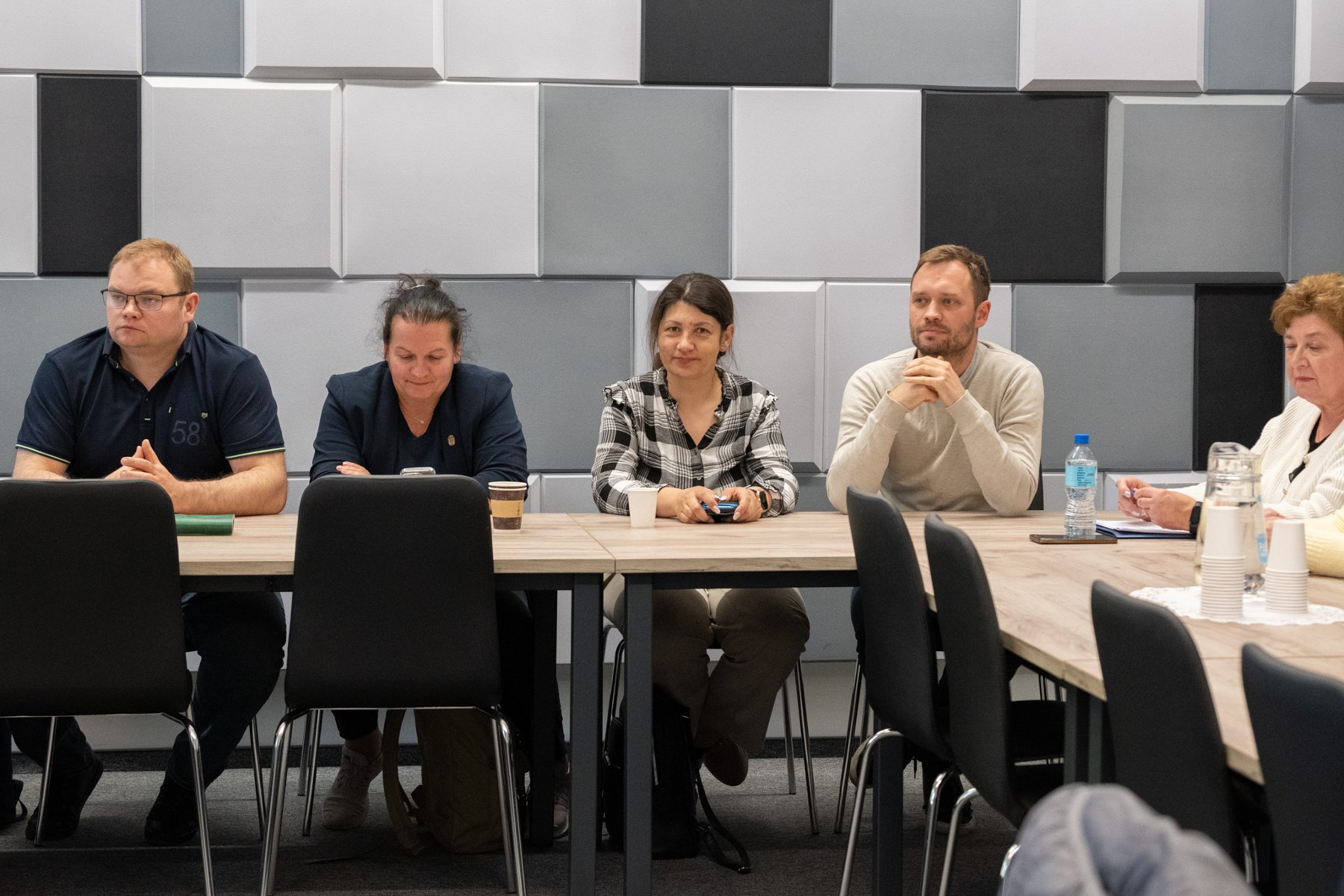 Radni siedzą przy stole.