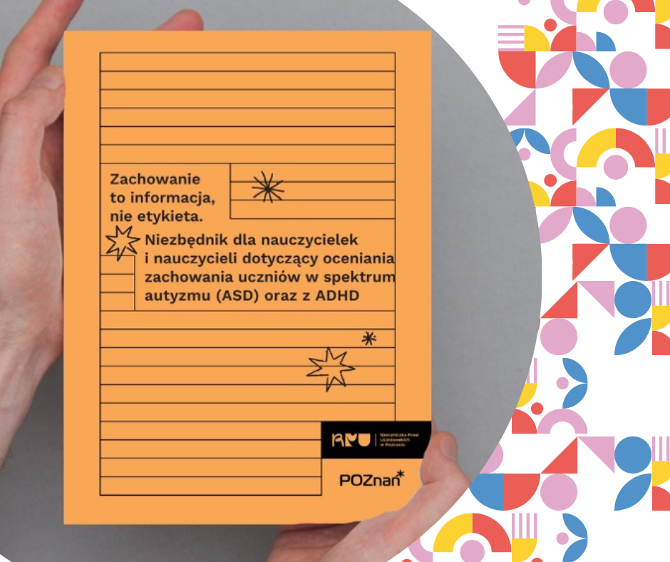 ręce trzymające poradnik o tytule: Zachowanie to informacja, nie etykieta. Niezbędnik dla nauczycielek i nauczycieli dotyczący oceniania zachowania uczniów w spektrum autyzmu (ASD) oraz z ADHD