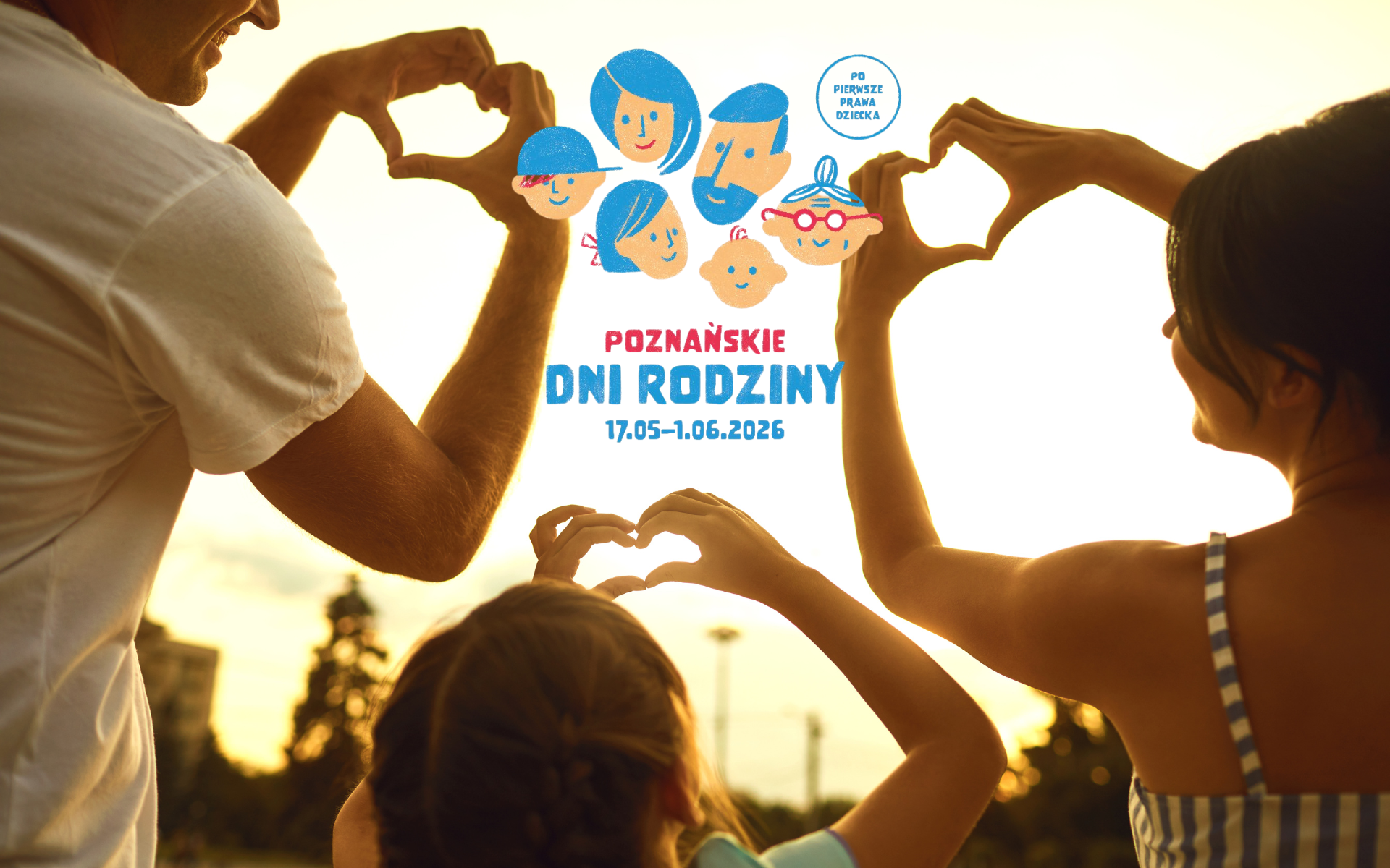 Rodzina na tle zachodzącego słońca układa dłonie w kształt serc wokół grafiki promującej "Poznańskie Dni Rodziny 2026" odbywające się w dniach 17.05-1.06.2026. Na środku widoczne są kolorowe ilustracje członków rodziny oraz hasło "Po pierwsze prawa dziecka