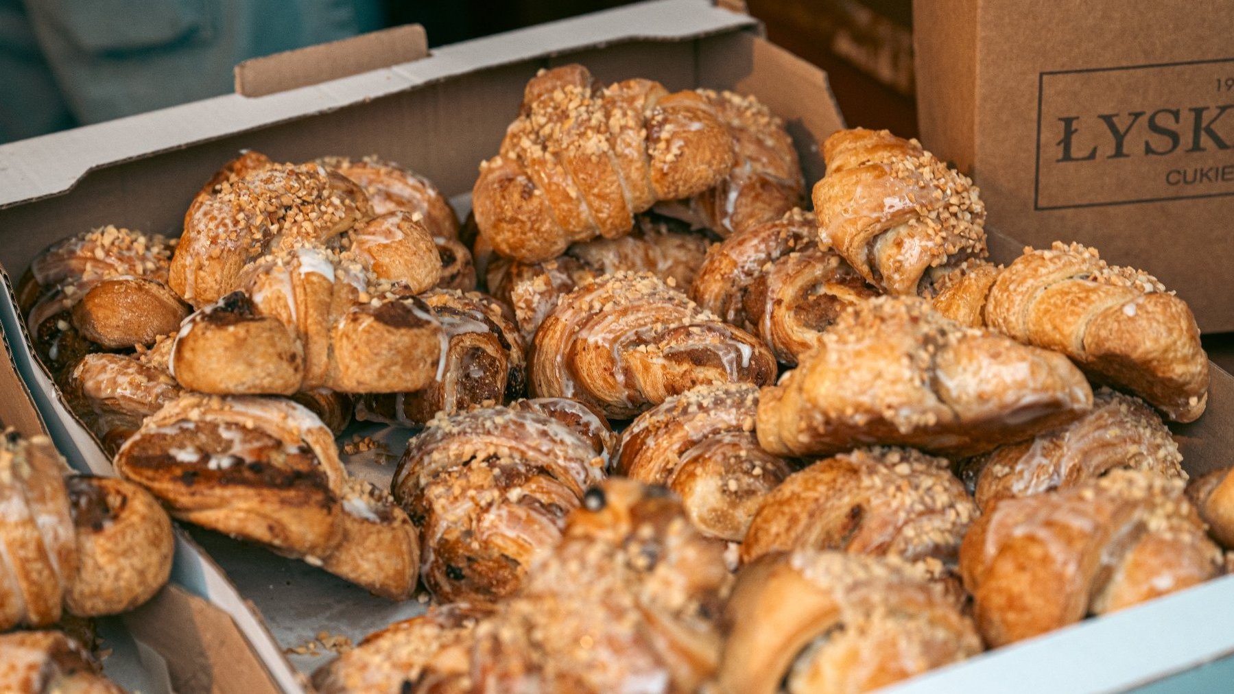 Rogale świętomarcińskie ułożone w kartonowym pudełku.