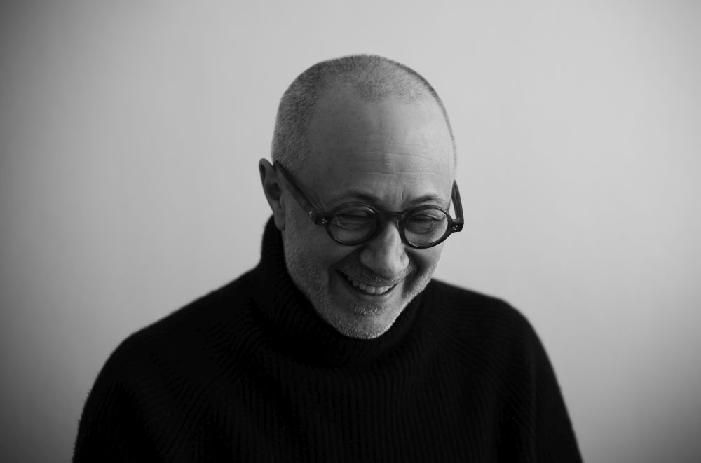 Roześmiany mężczyzna w okularach.