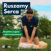 Kobieta wykonuje masaż serca na fantomie."Ruszamy serca. Bezpłatne zajęcia z pierwszej pomocy."