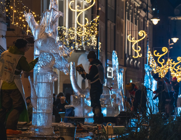 Rzeźbiarze rzeźbiący w lodzie