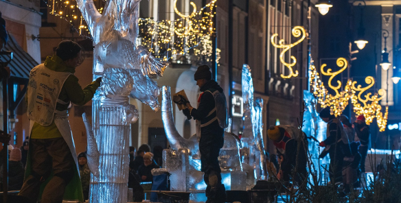 Rzeźbiarze rzeźbiący w lodzie