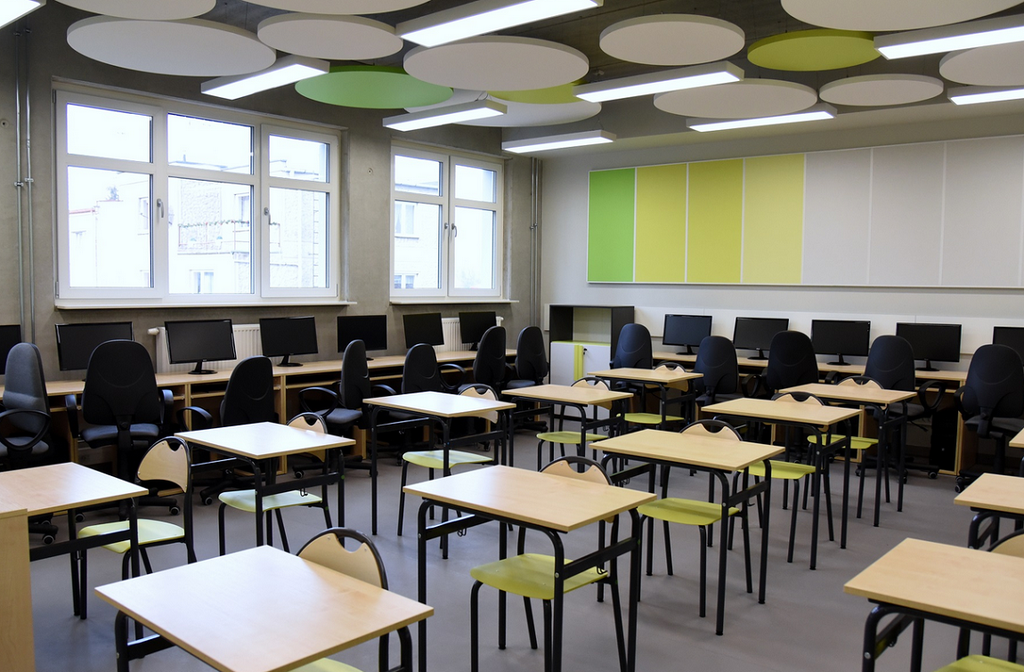 sala lekcyjna, ławki i krzesła, stanowiska komputerowe