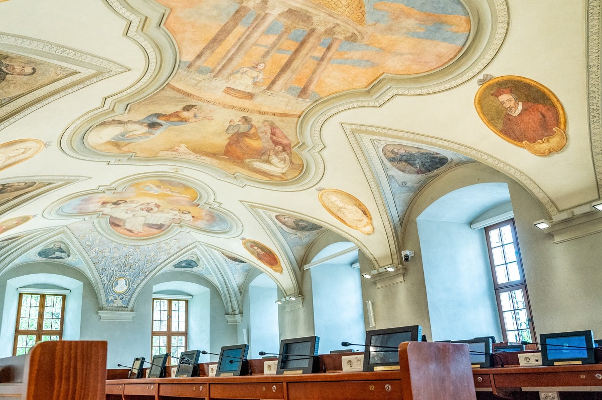 sala z łukowatym sufitem zdobionym kolorowymi freskami