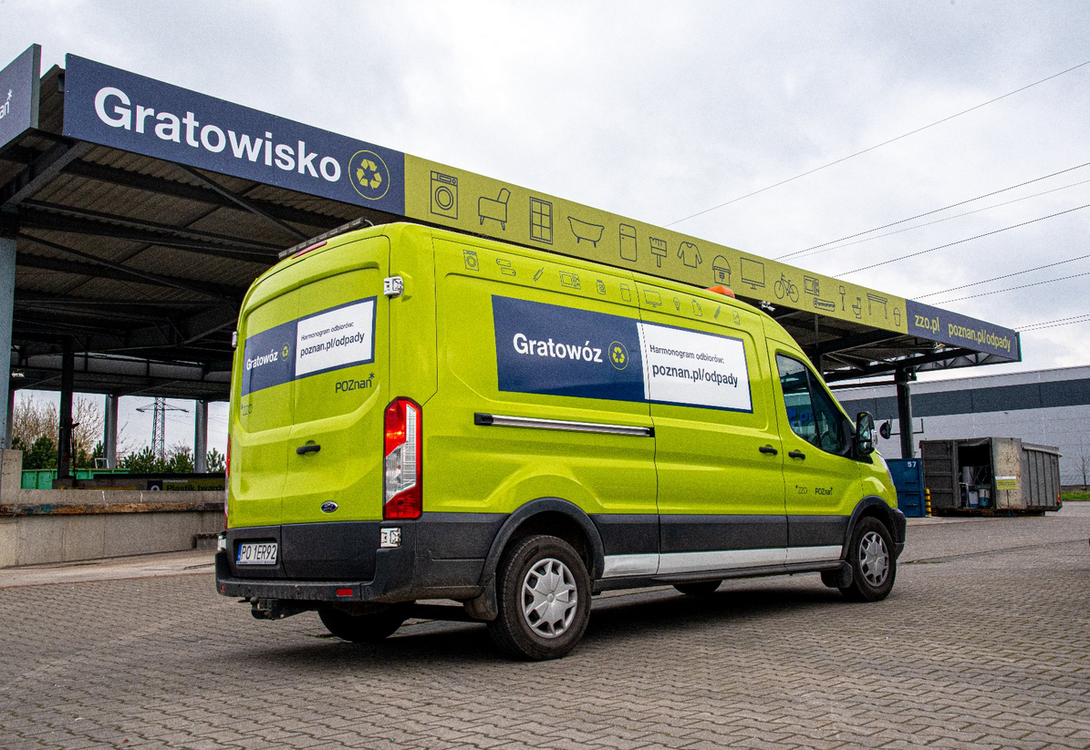 samochód do odbierania odpadów stoi na terenie gratowiska - punktu przyjmowania odpadów