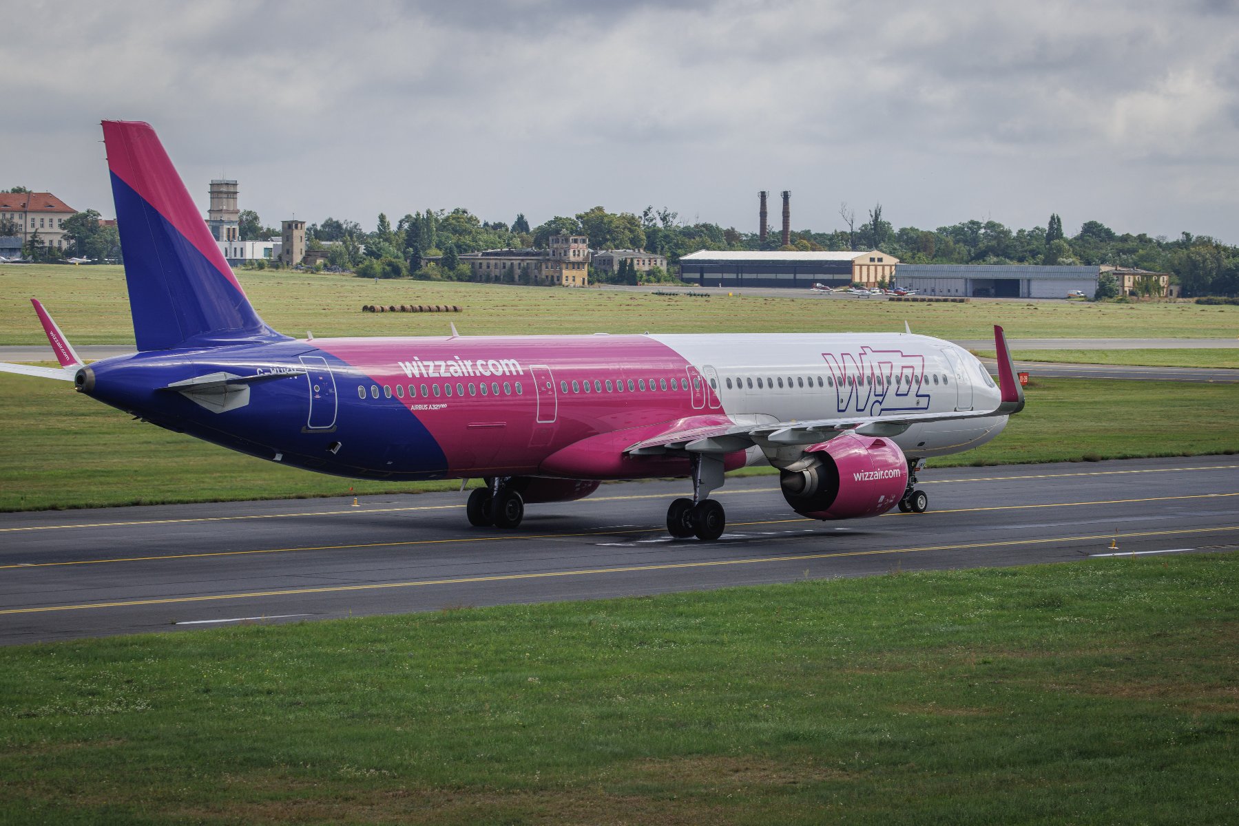 Samolot linii Wizz Air na lotnisku Ławica