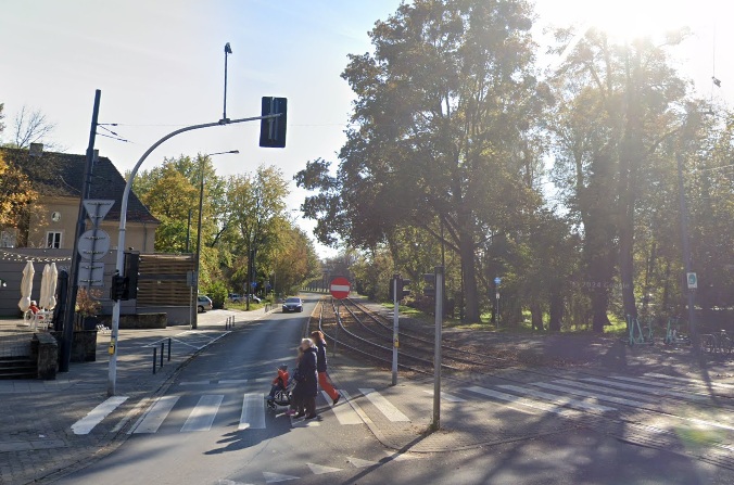 Screen z google street view przedstawiający skrzyżowani al. Wielkopolskiej i ul. Nad Wierzbakiem