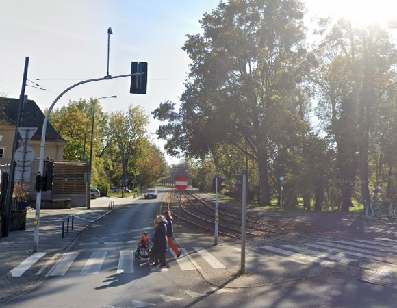 Screen z google street view przedstawiający skrzyżowani al. Wielkopolskiej i ul. Nad Wierzbakiem