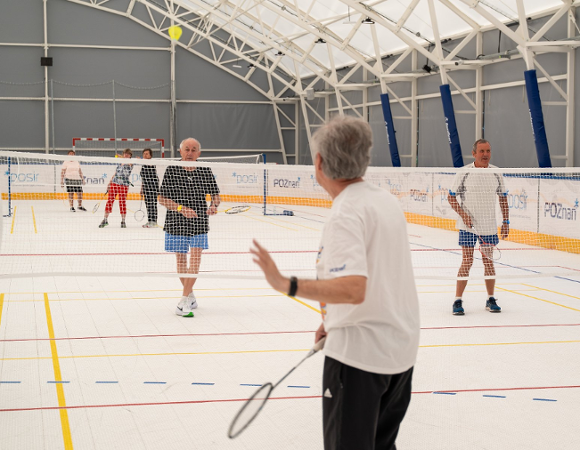 Seniorzy grający w badmintona na Hali Sportowej Wilda