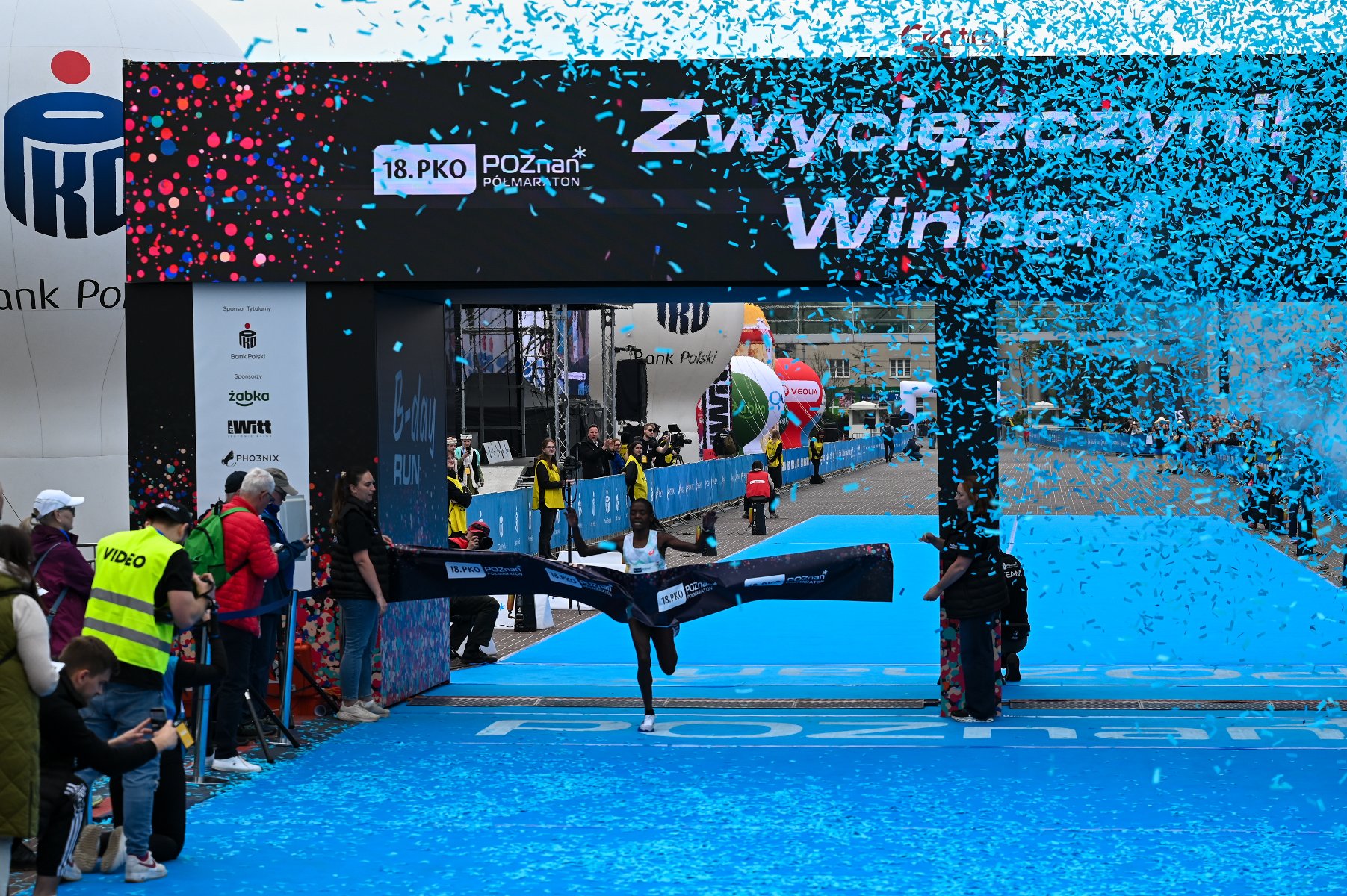 Sheila Chepkirui wbiegająca na metę półmaratonu