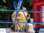 Siatkarki plażowe walczące pod siatką
