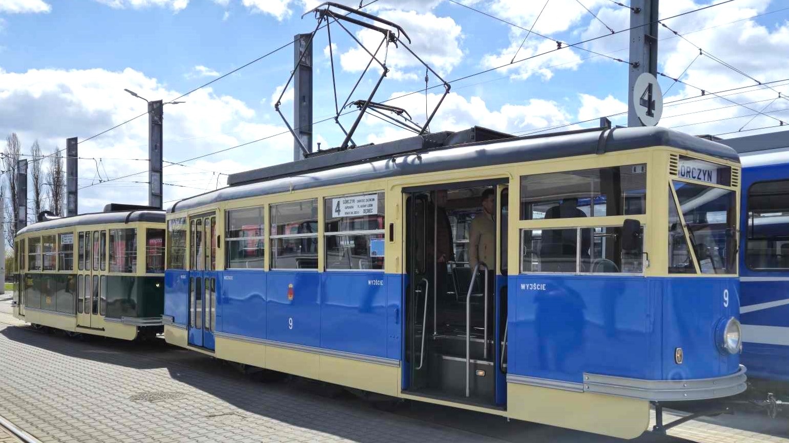 Sklad wagonow silnikowy w kolorze niebieskim i zielony wagon doczepny