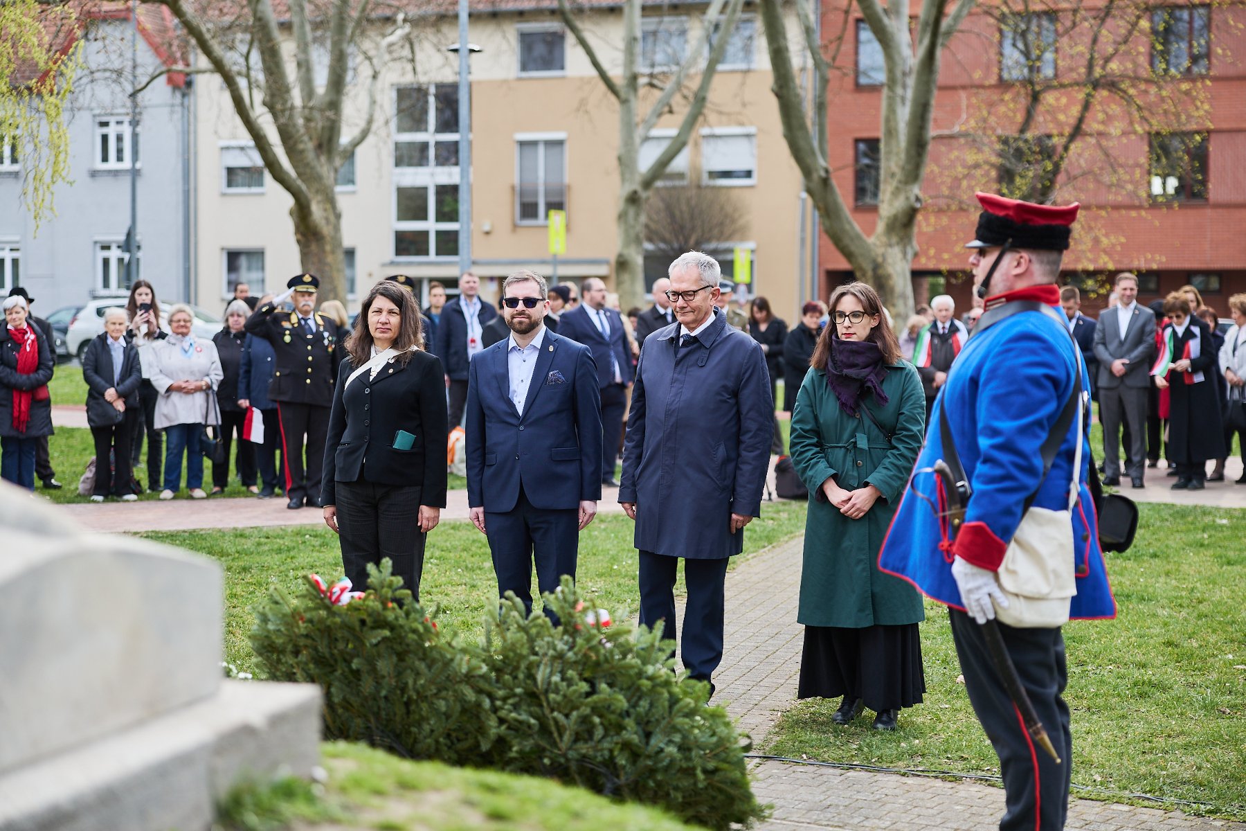 Składanie kwiatów pod pomnikiem