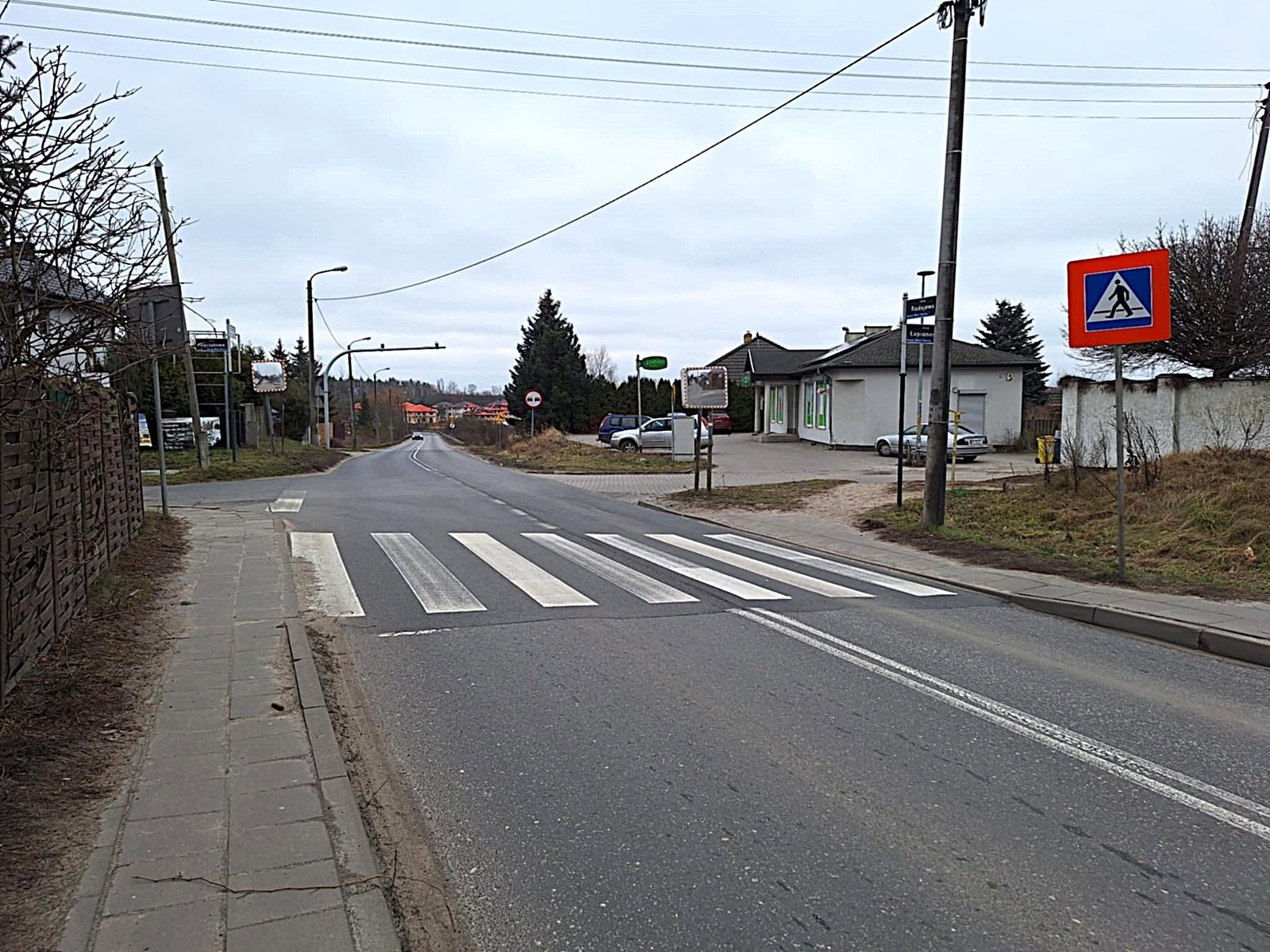 Skrzyżowanie ulic: Lubczykowej, Naramowickiej, Radojewo i Łopianowej przed przebudową, widoczne przejście dla pieszych i lustra drogowe