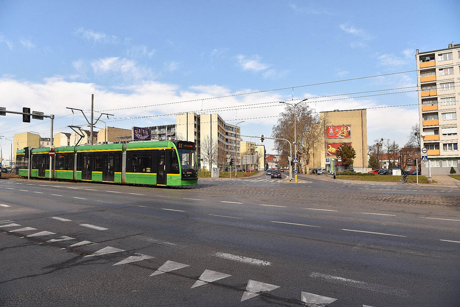 Skrzyżowanie ulic Rolnej i Hetmańskiej, widoczny tramwaj i bloki w tle