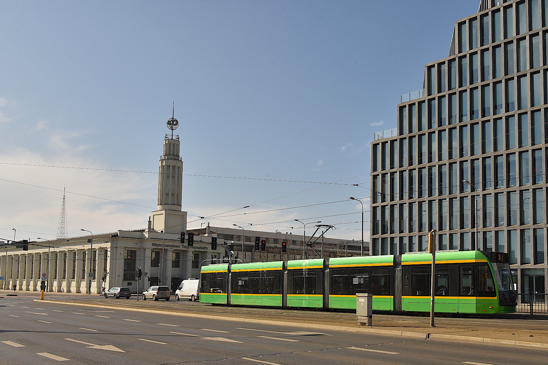 Skrzyżowanie ulic Roosevelta i Bukowskiej, na przystanku stoi tramwaj. w tle budynki MTP