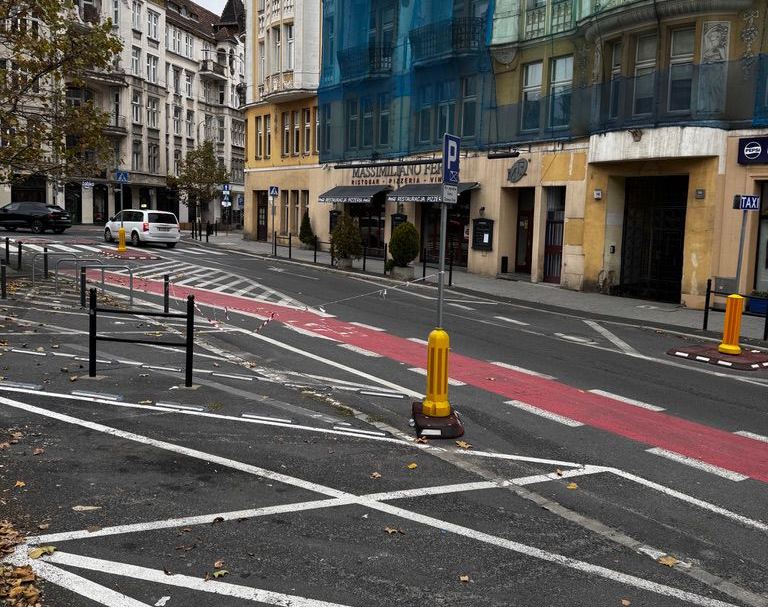 skrzyżowanie w zabudowie śródmiejskiej z oznakowaniami na jezdni - więcej w artykule