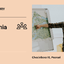 Plakat Domu Kultury "Spotkania" - osoba wskazująca mapę na tablicy.