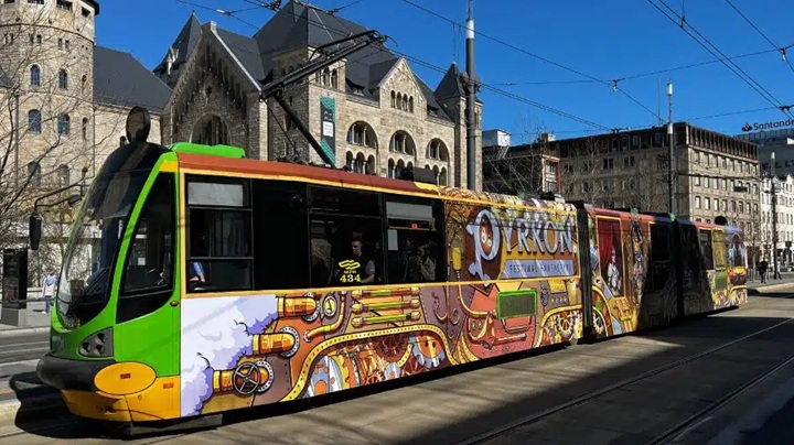 Specjalny tramwaj oklejony, z nazwą Pyrkon. W tle CK Zamek