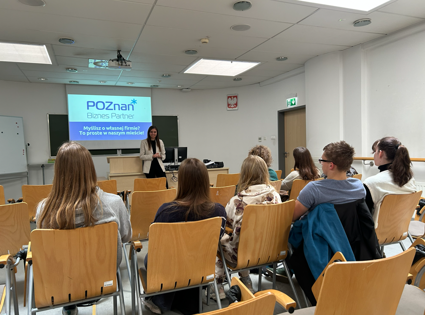 Spotkanie ze studentami Wydziału Biologii Uniwersytetu im. Adama Mickiewicza w Poznaniu w ramach przedmiotu "Przygotowanie do pracy zawodowej". Na zdjęciu studenci słuchają osoby prowadzącej.