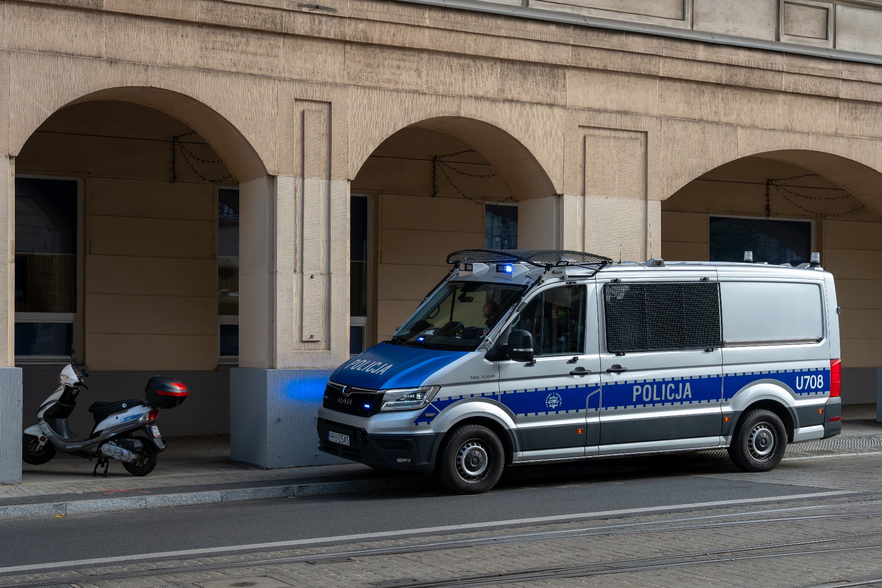 Strażnicy i policja prowadzą patrole przed szkołami