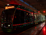 Świąteczne bimba przystrojona tysiącamai lampek