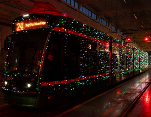 Świąteczne bimba przystrojona tysiącamai lampek