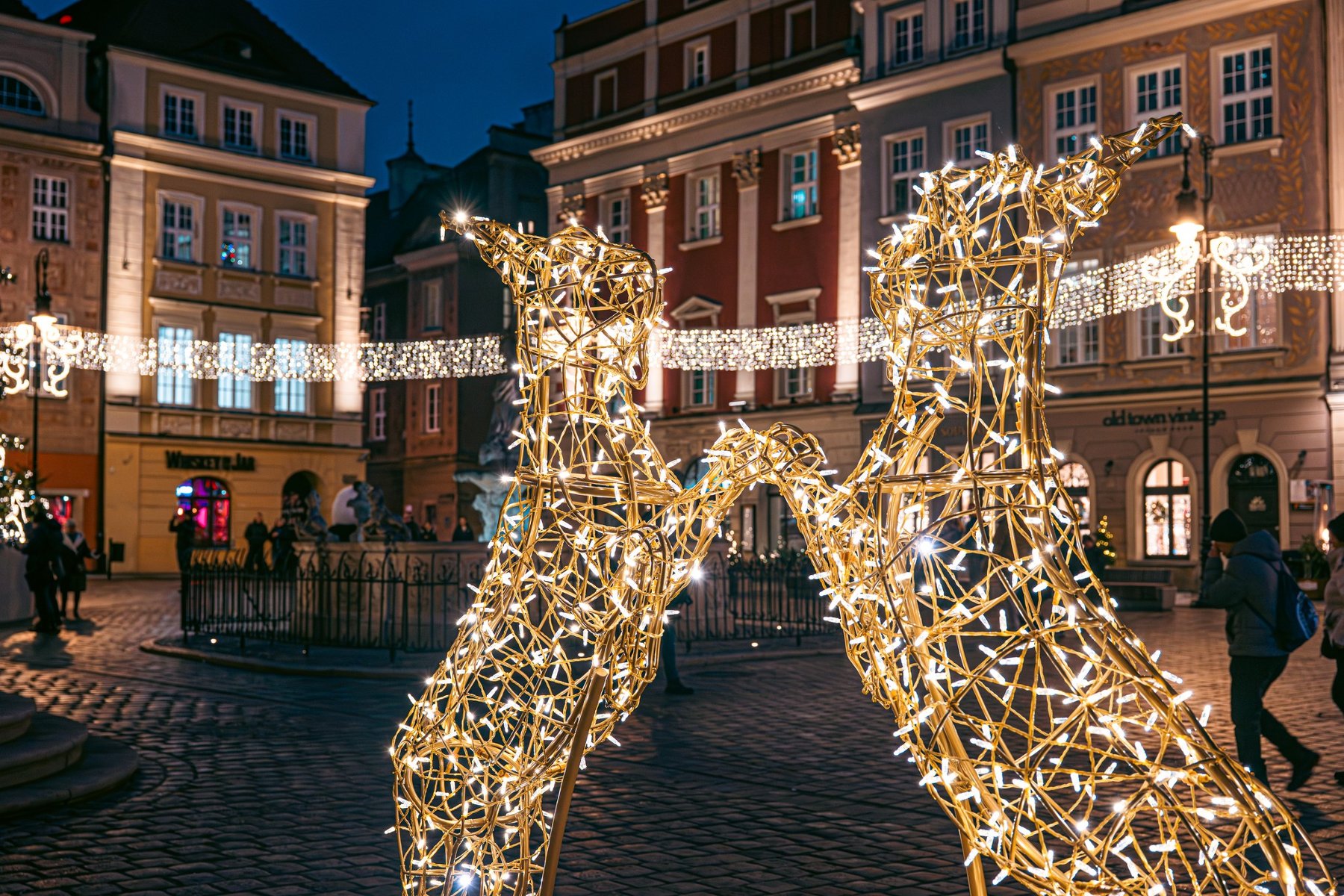 Świecące lampakmi figurki koziołów, które się trykają.