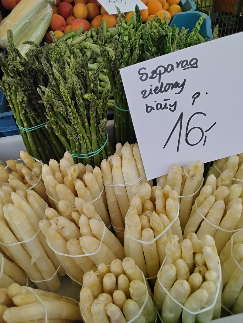 Szparagi na straganie z ceną 16 zł.
