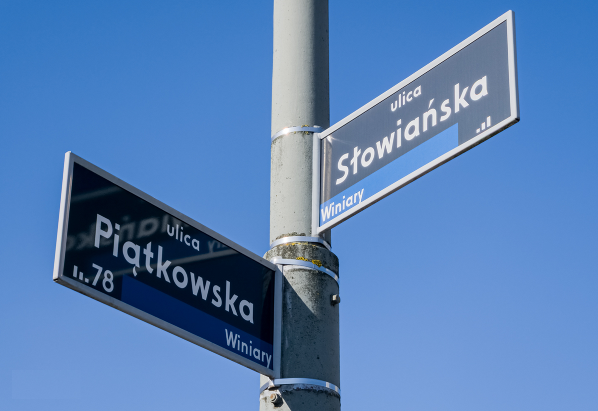 tablice z nazwami ulic Piątkowska i Słowiańska umieszczone na słupie